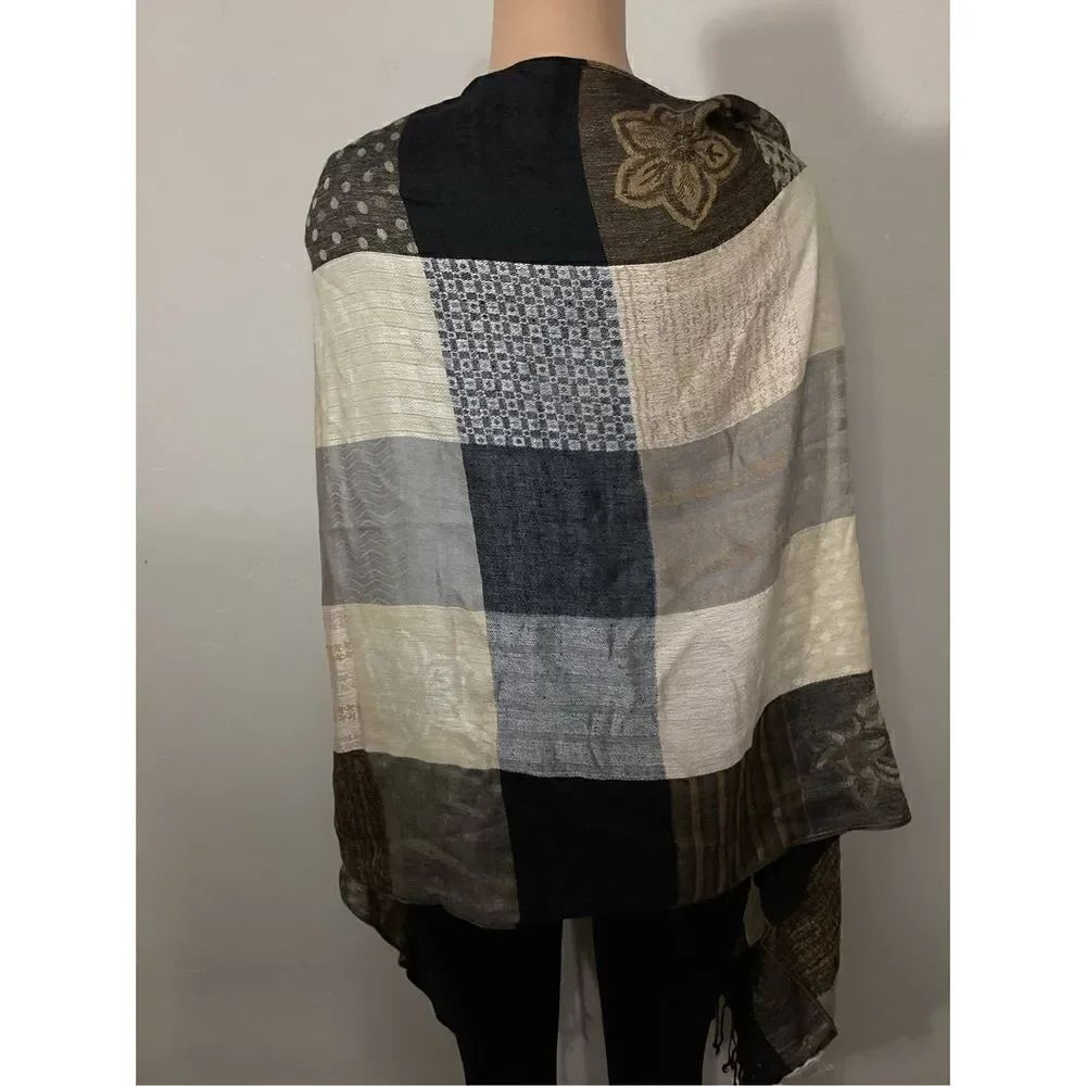 New. C. J. Banks scarf. Retails $69 - Picture 4 of 8